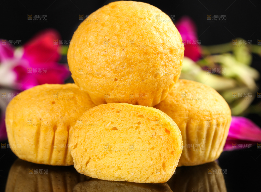 黑石板上放着广式马拉糕