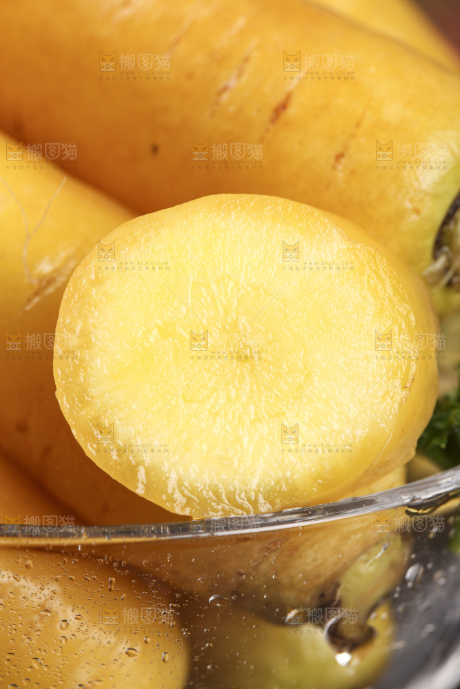 碗里装着黄皮胡萝卜