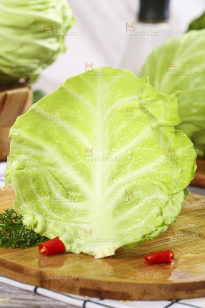 木板上放着绿甘蓝