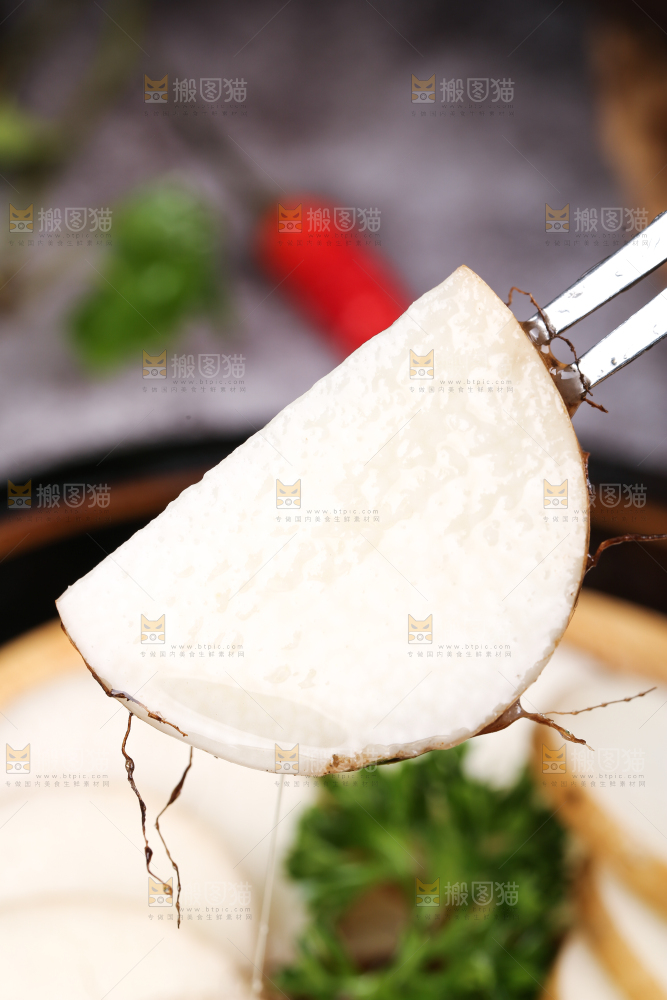 叉子上叉着山药片