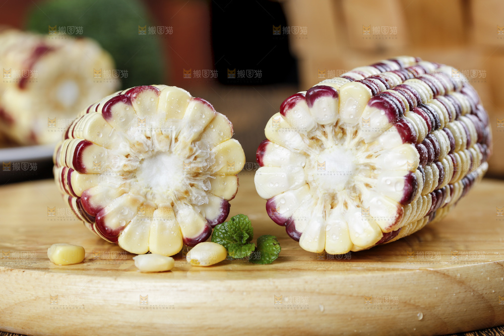 木底上放着切开的花糯玉米