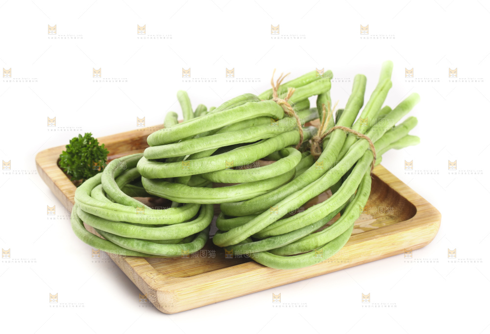 白底上放着一盘长豆角