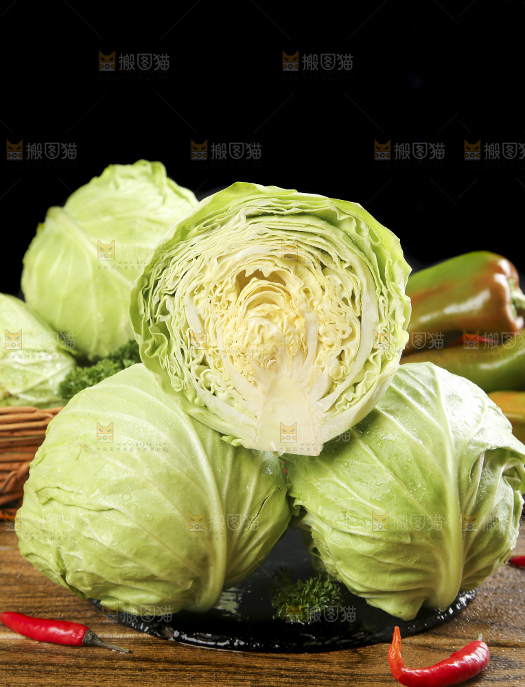 黑石板上的卷心菜