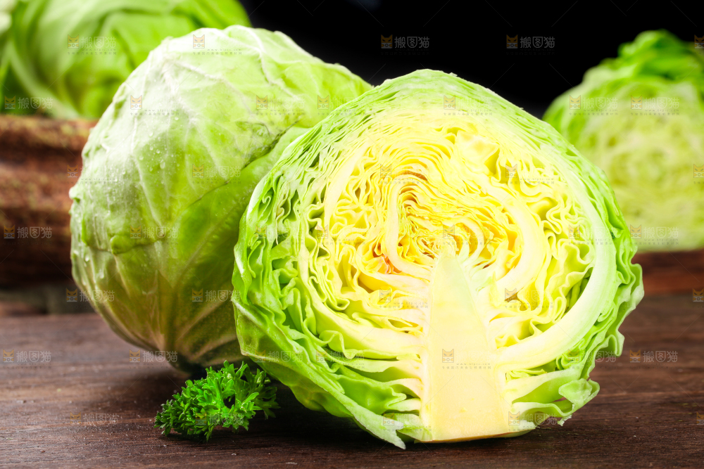 黑底上放着绿甘蓝