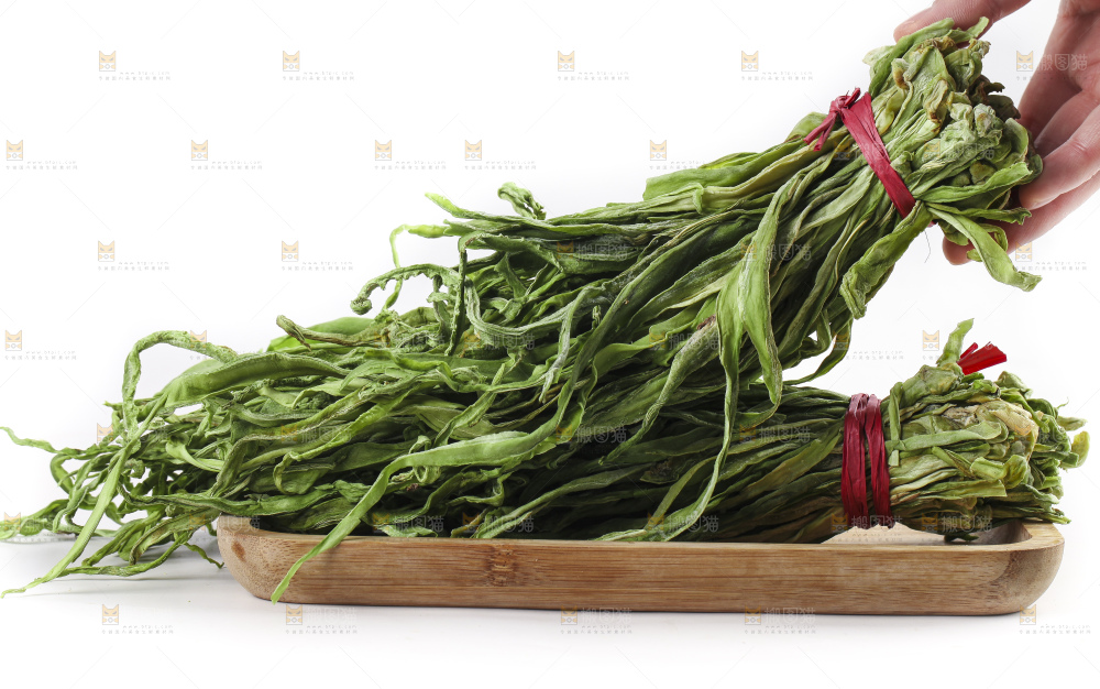 盘子里放着无叶贡菜