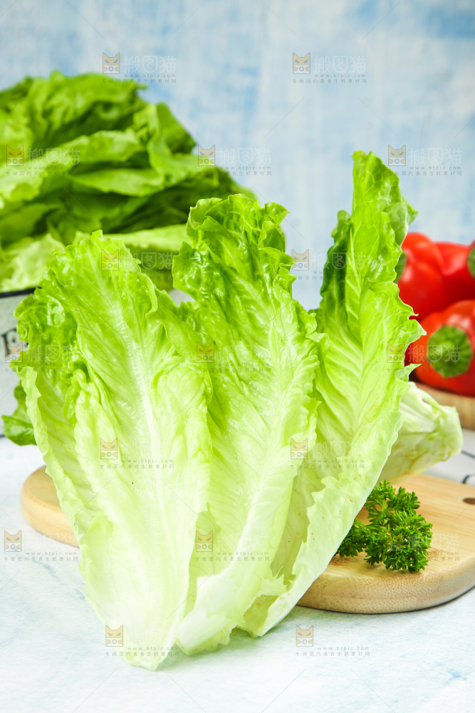 木板上放着新鲜生菜