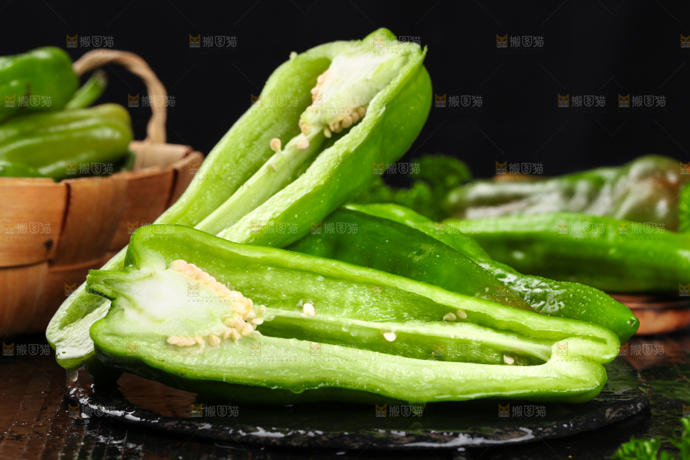 黑石板上放着青椒