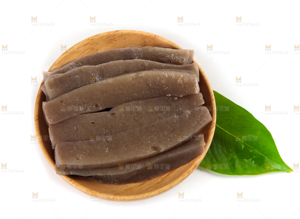 白底上放着一盘魔芋豆腐