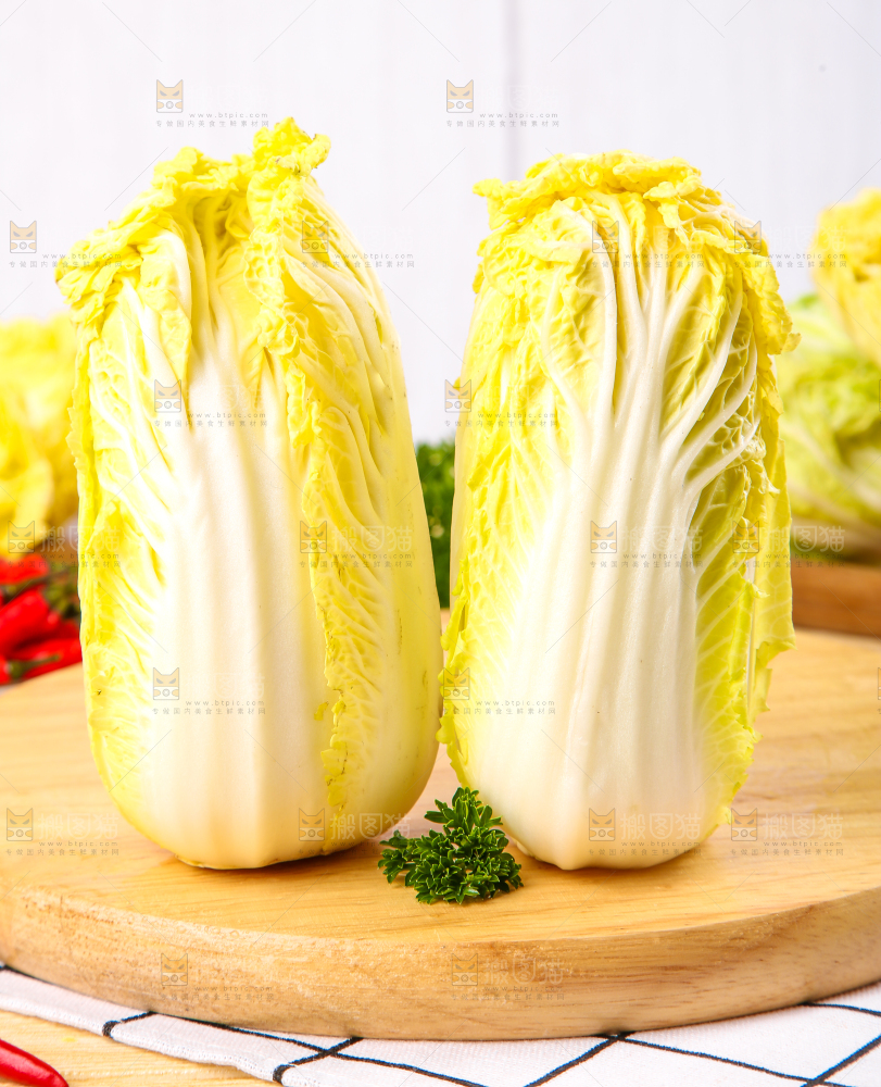 木板上放着高山娃娃菜