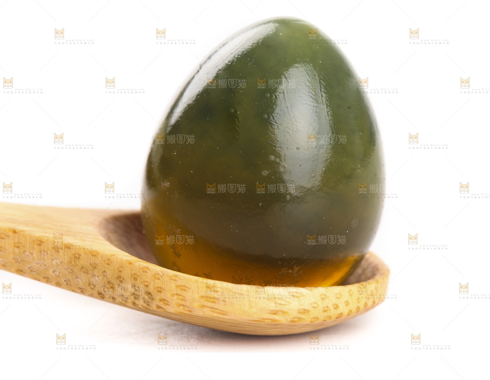 白底上放着新鲜鹌鹑皮蛋