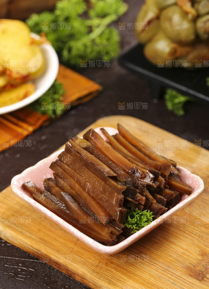 木板上放着咸菜条