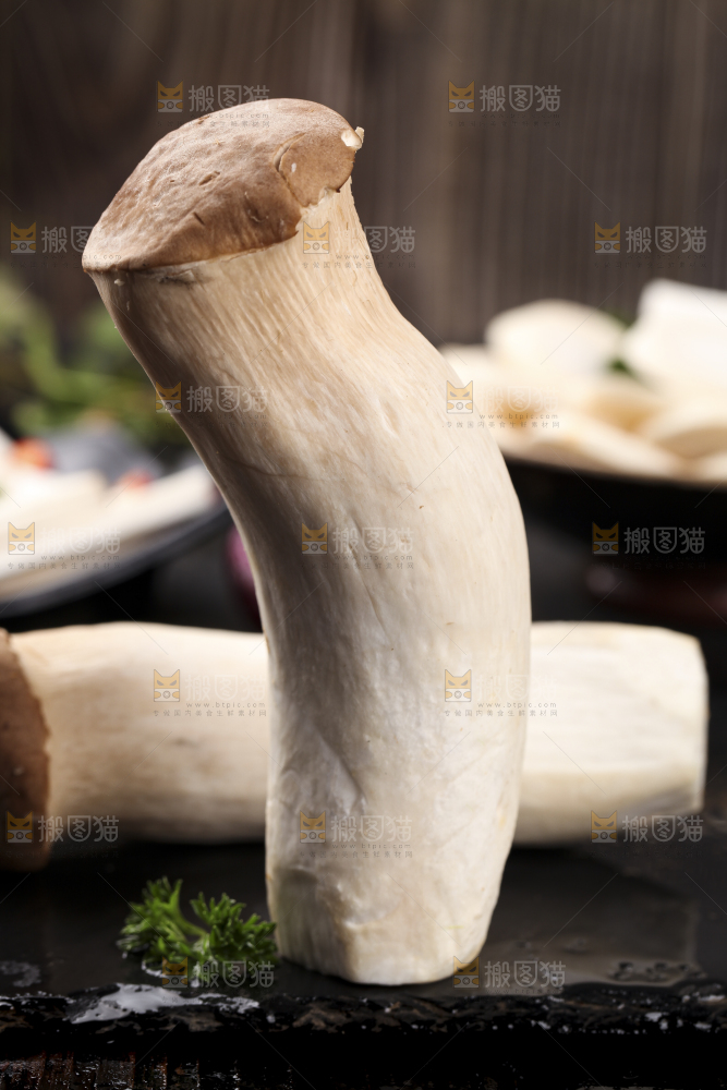 黑石板上的杏鲍菇