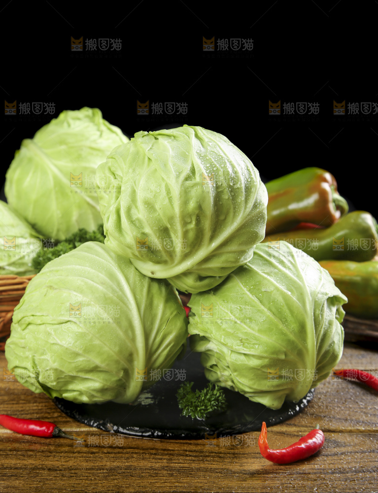 黑石板上的卷心菜
