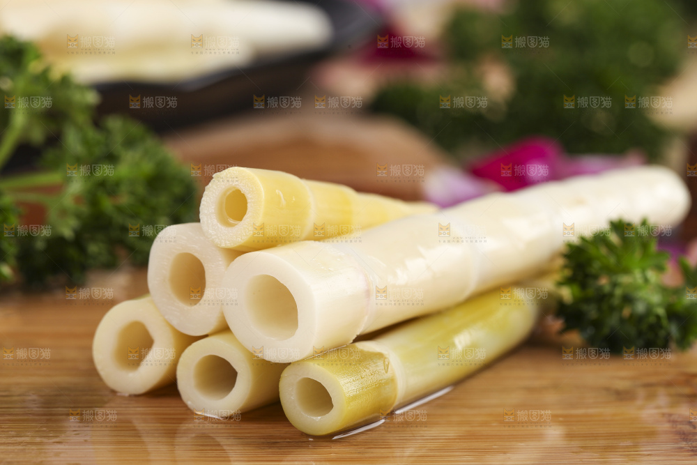 木板上的脆嫩笋尖