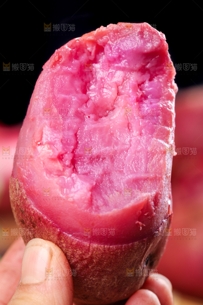 手里拿着云南红土豆