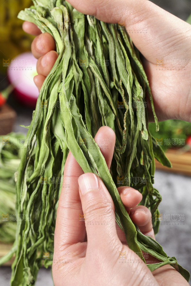手里拿着贡菜