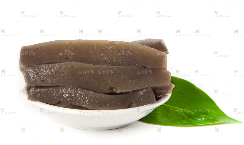 白底上放着一盘魔芋豆腐