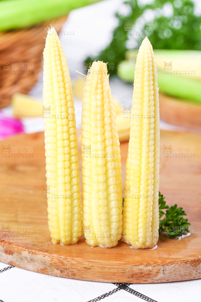 木板上放着水果玉米笋