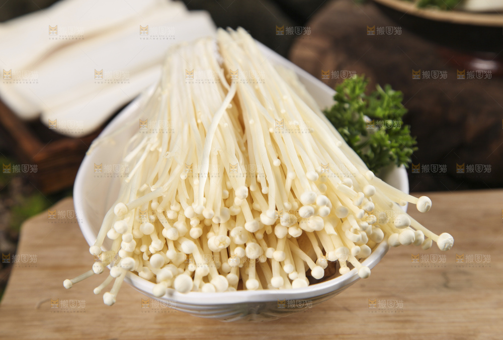 盘子里装着金针菇