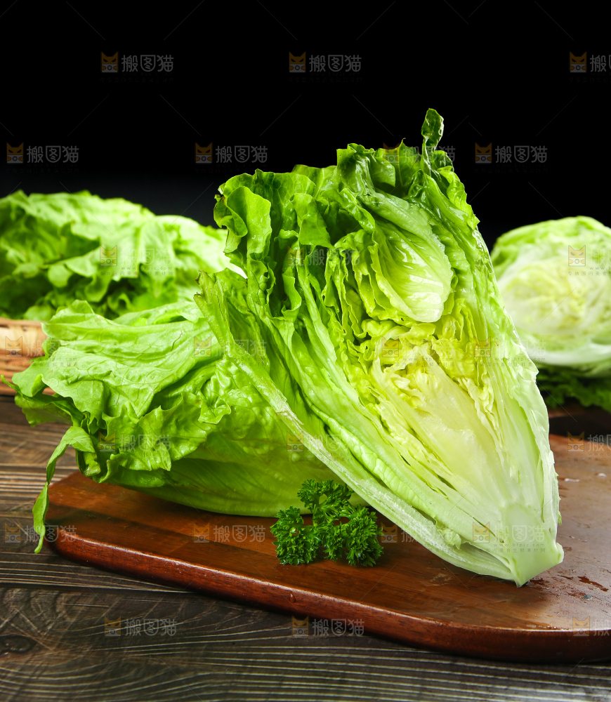 木板上放着新鲜生菜
