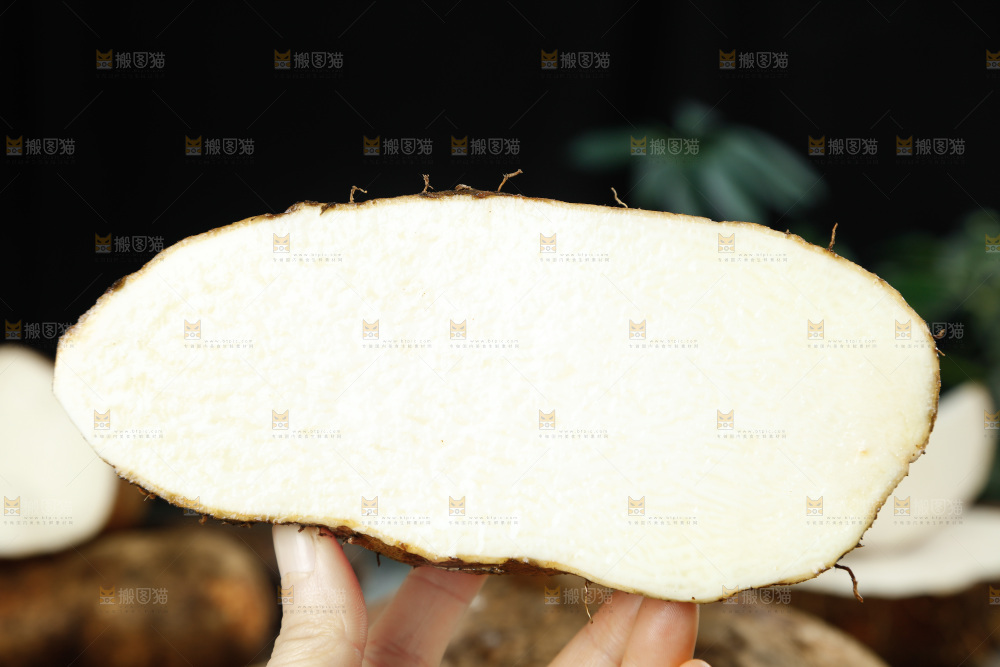 木板上放着秤砣山药
