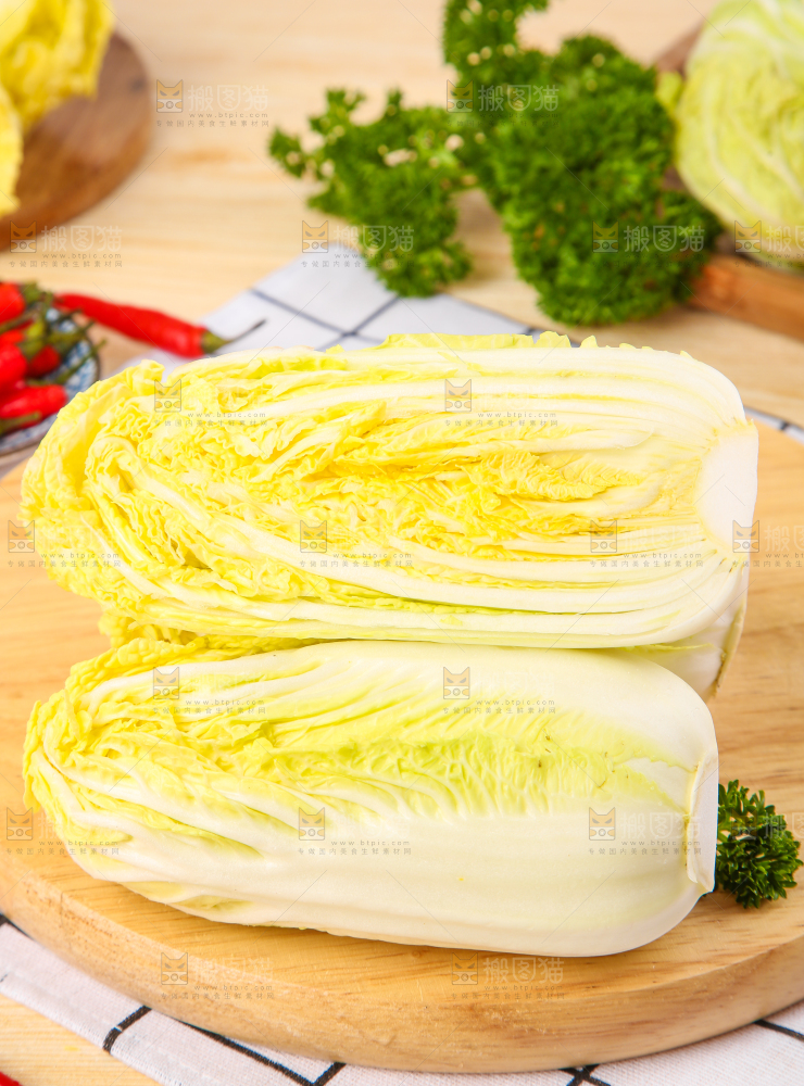 木板上放着高山娃娃菜