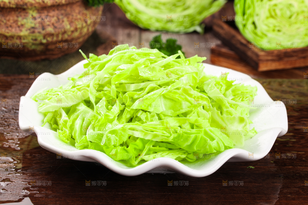 黑底上放着绿甘蓝
