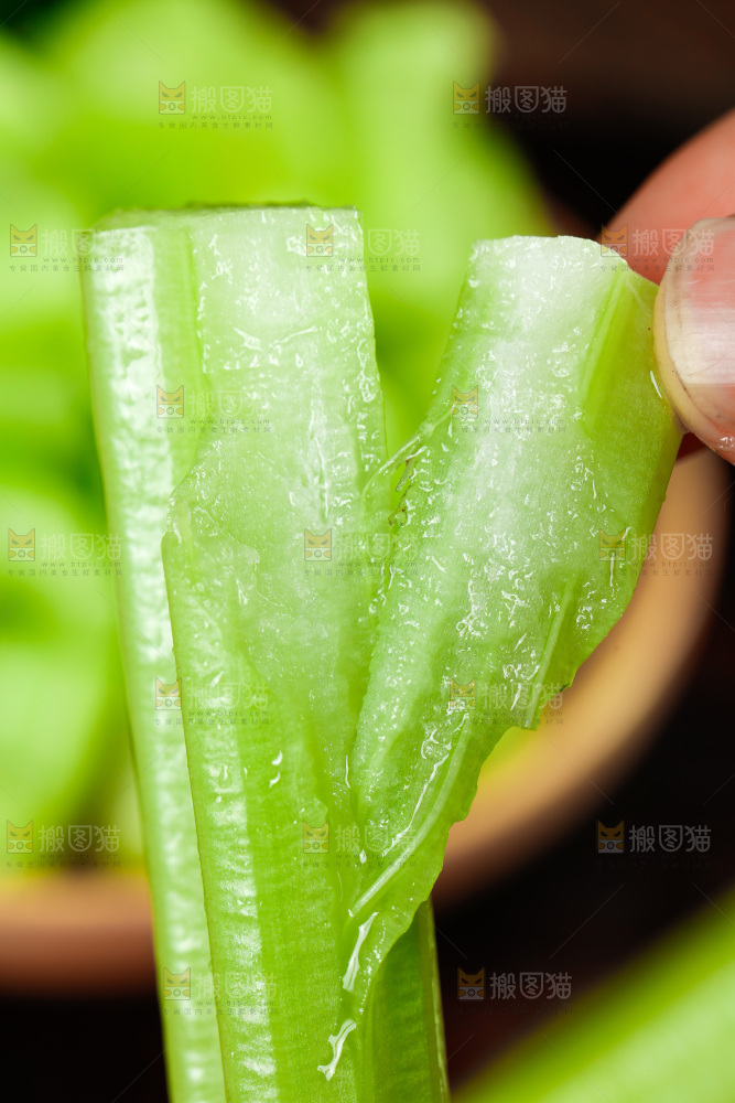 深底上放着洋芹菜