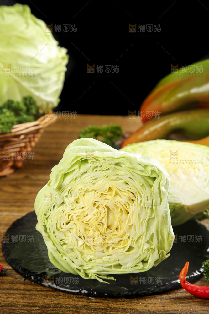 黑石板上的卷心菜