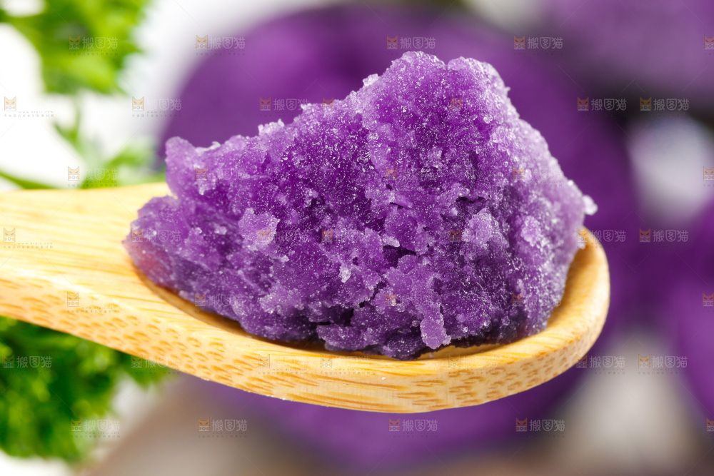 勺子里装着土豆泥