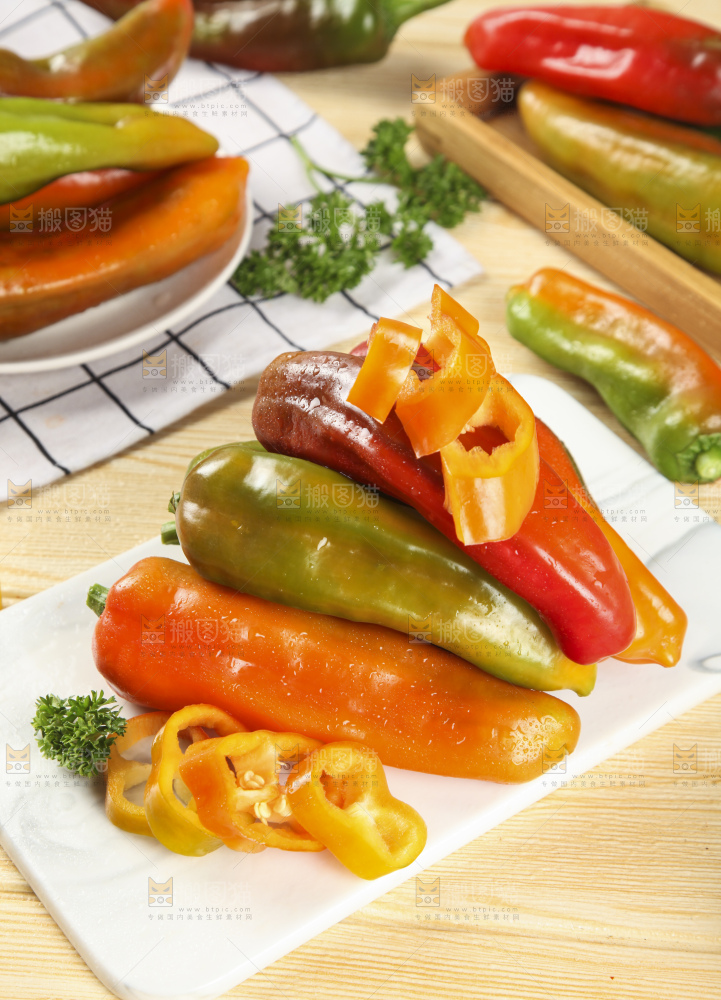 白石板上的彩色大辣椒