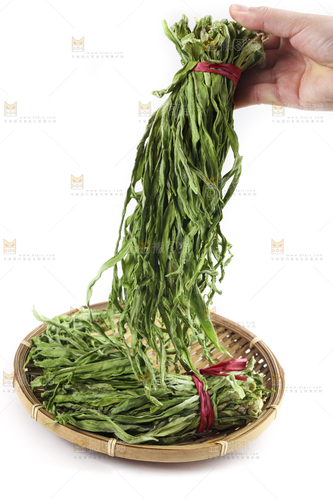 盘子里放着无叶贡菜