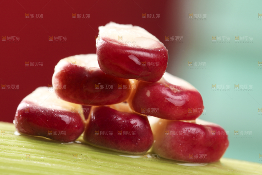浅底上的花糯玉米粒