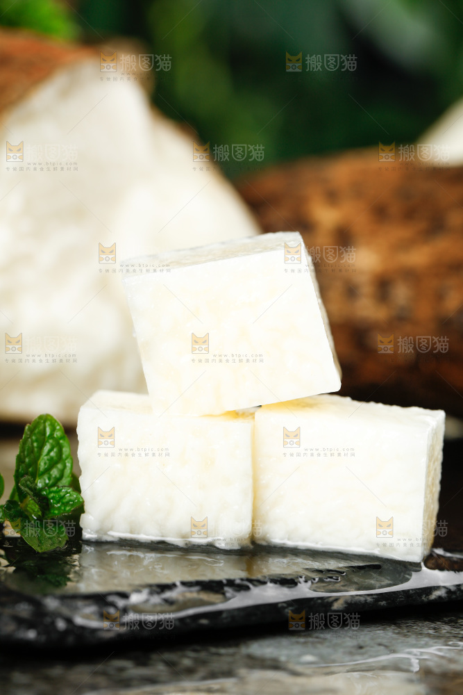 石板上的新鲜山药