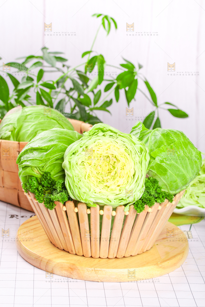 篮子里装着甘蓝包菜