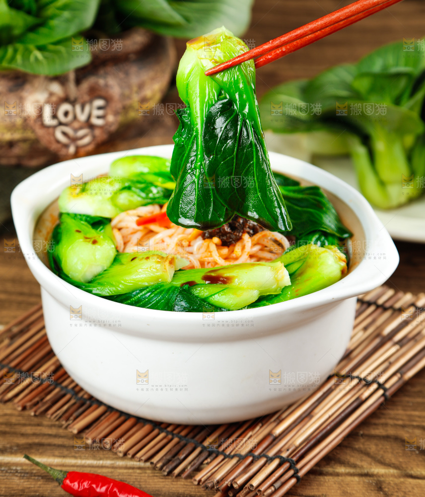 碗里装着青菜米粉