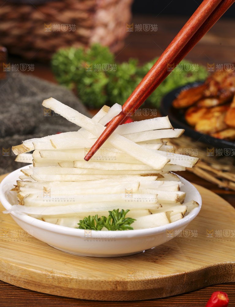 筷子上夹着洋姜丝