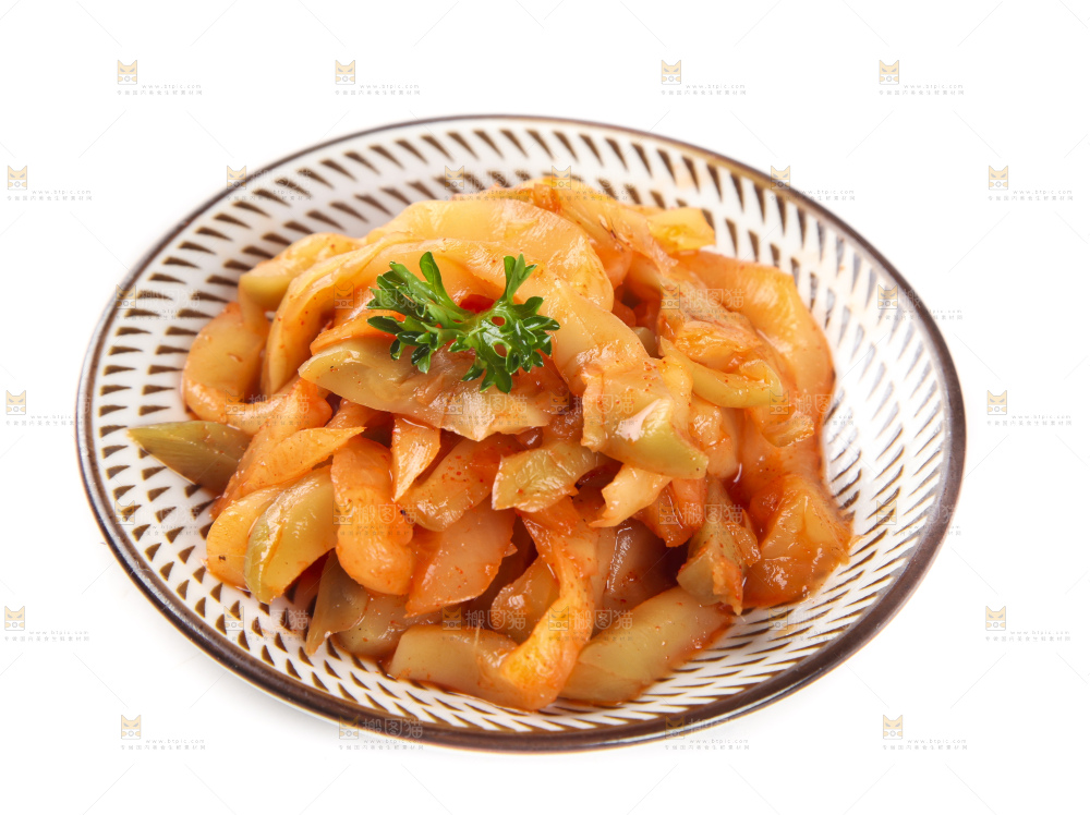 盘子里装着榨菜条