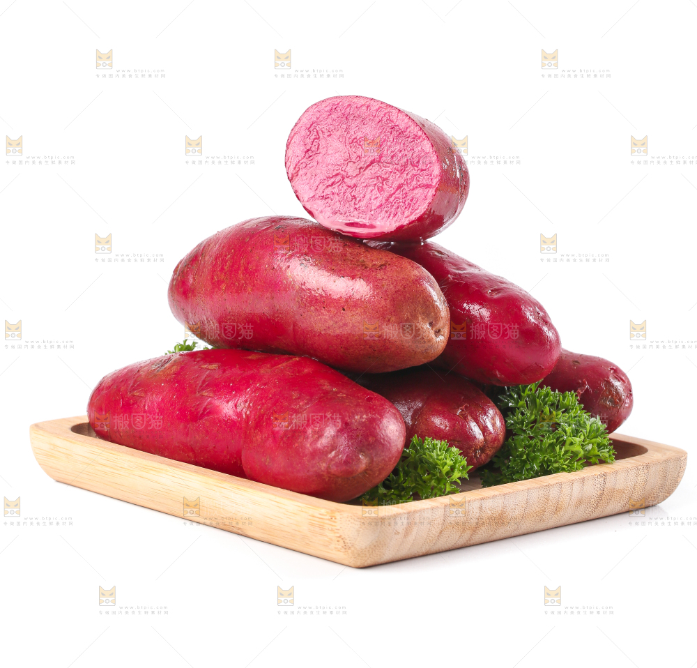 盘子里装着新鲜红土豆