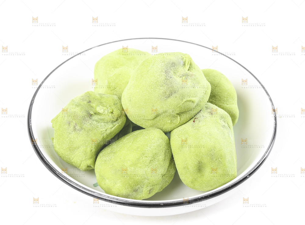 一碟抹茶味奶枣放在白底上