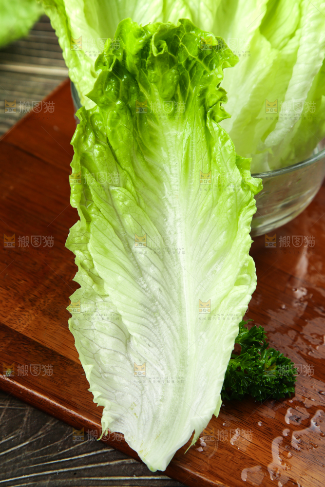 木板上放着新鲜生菜