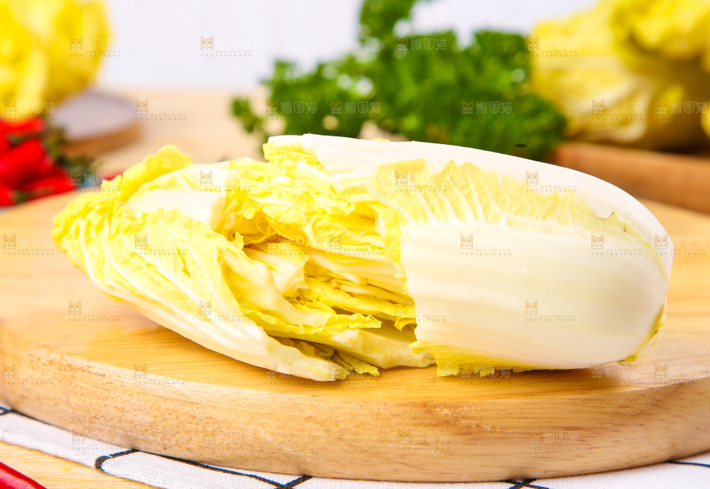 木板上放着高山娃娃菜