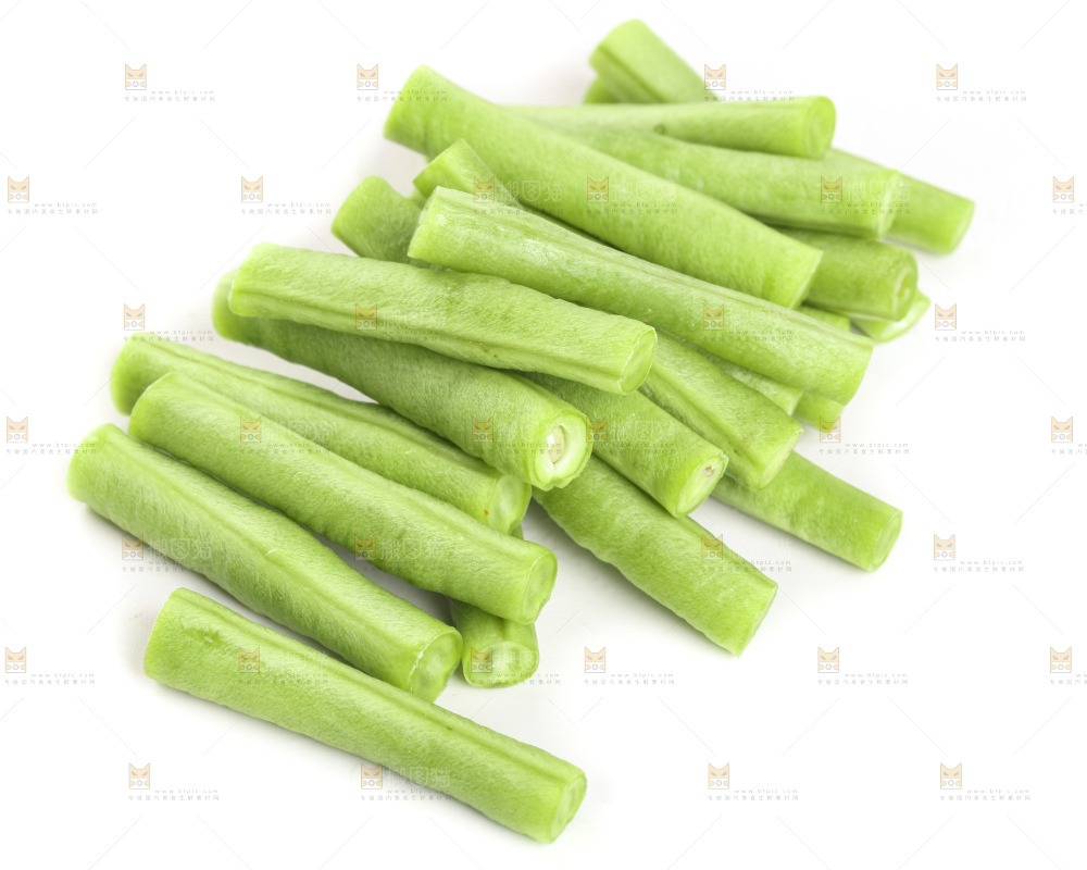 白底上放着一盘长豆角
