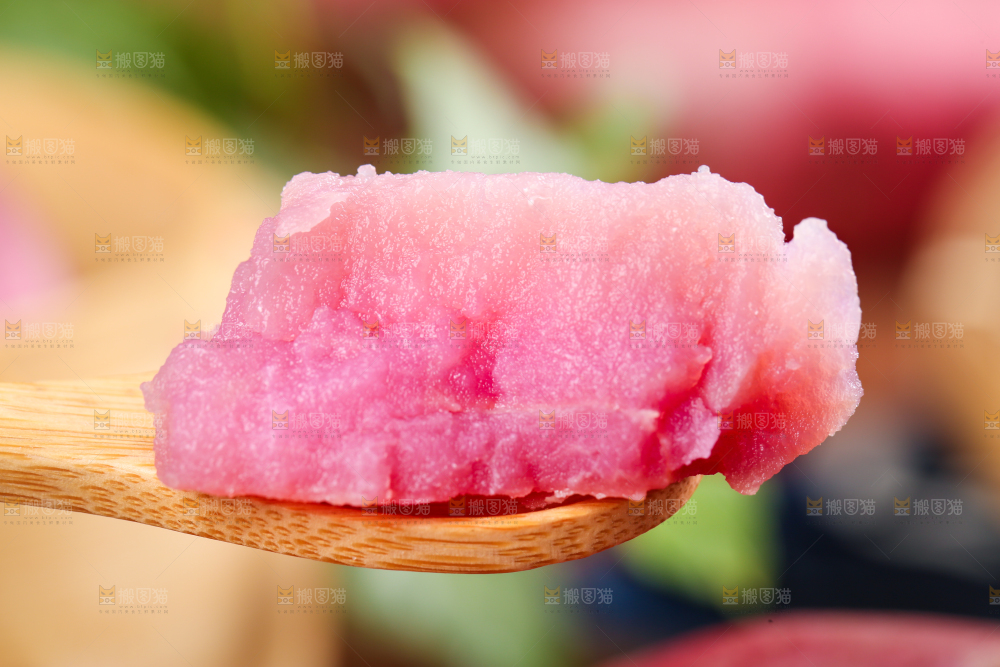 勺子里放着土豆果肉