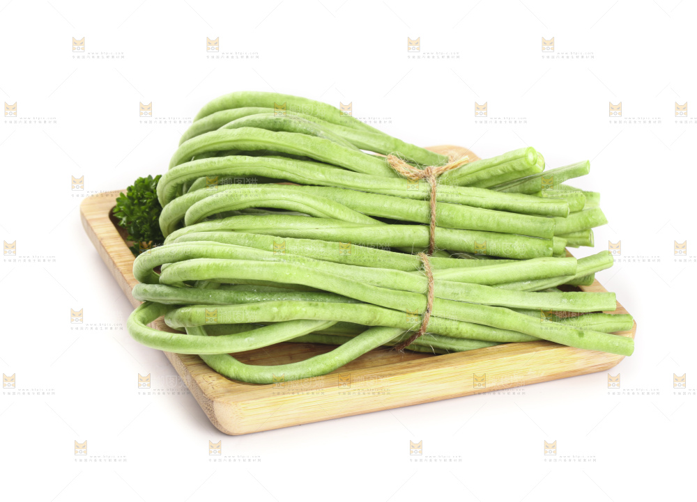 白底上放着一盘长豆角