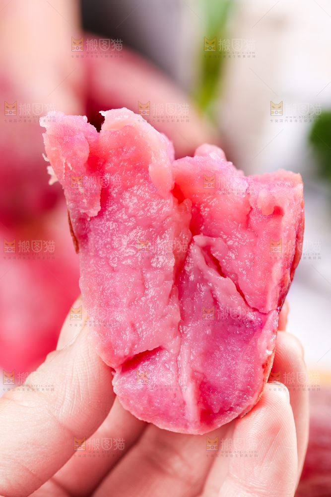 手里拿着云南红土豆