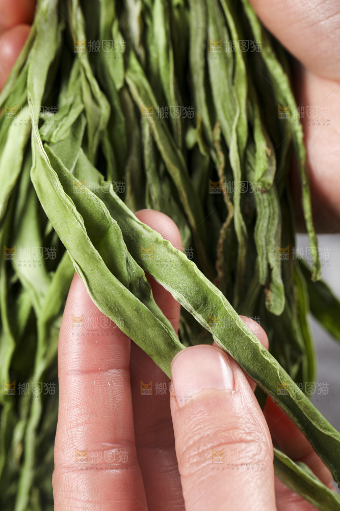 手里拿着贡菜