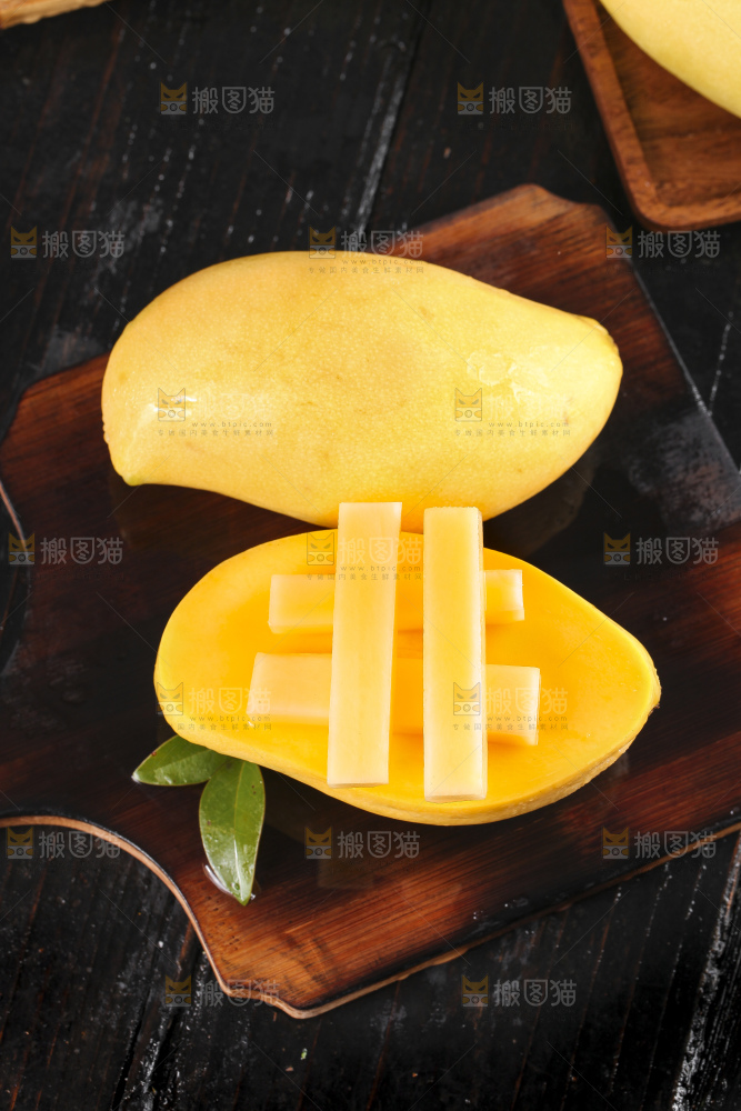 黑木板上放着越南玉芒