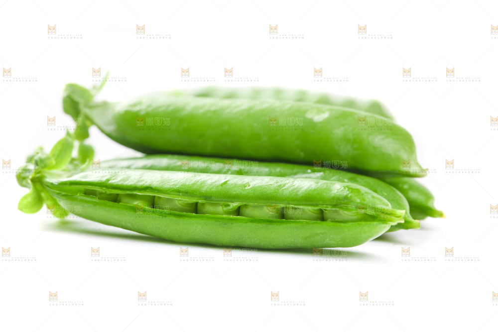 白底上的新鲜豌豆