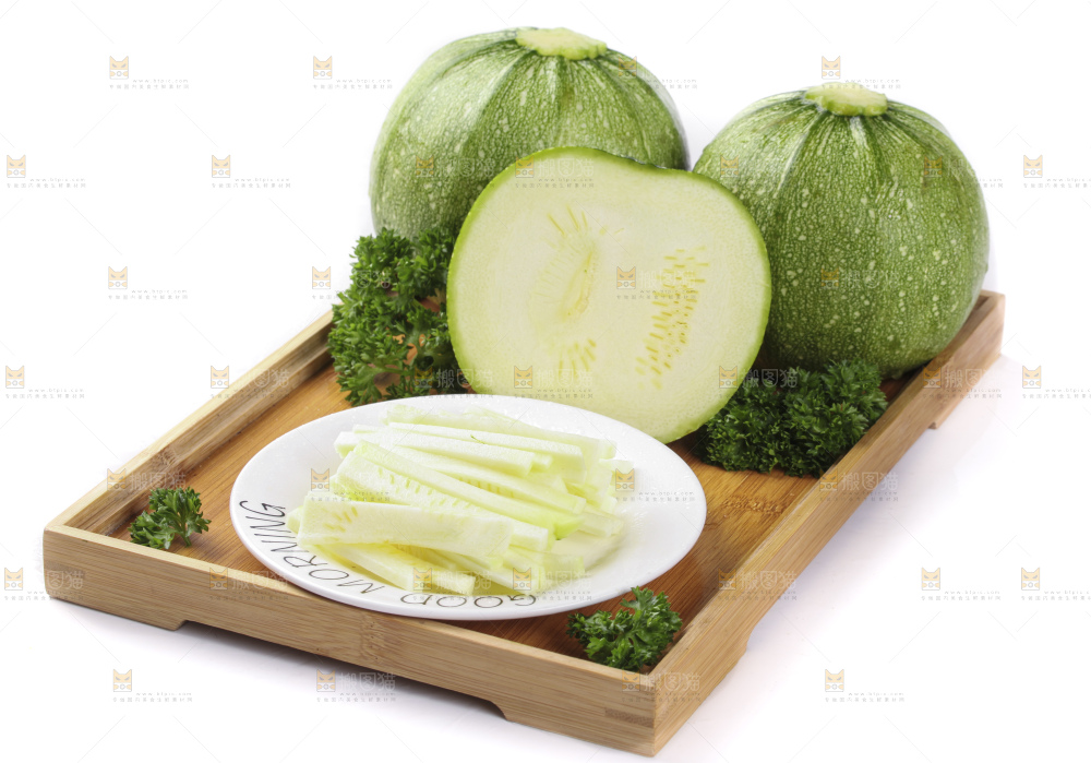 盘子里装着青皮小南瓜